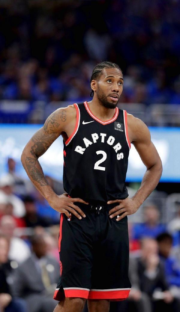 记者：曼联领跑谢什科争夺战，莱比锡要价7500万欧+浮动（曼联在谢什科争夺战中暂居领先，莱比锡标价7500万欧外加浮动条款）