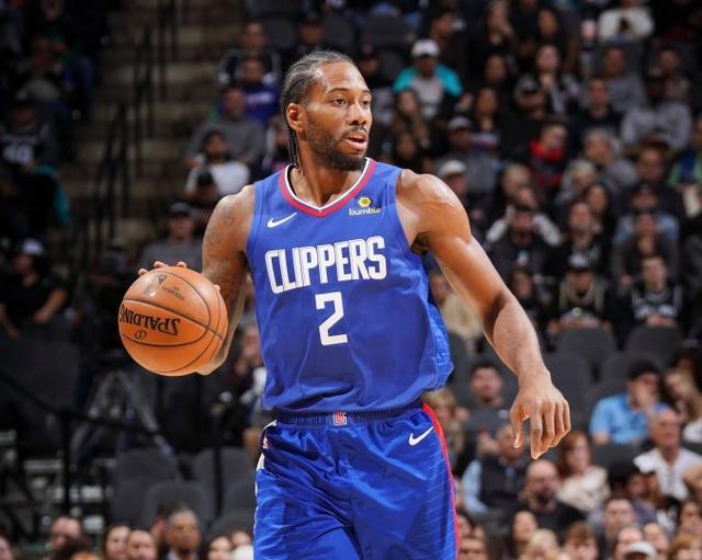 校领导亲自下场应战，他曾也是篮球少年（校领导亲自上场迎战，曾是篮球少年）