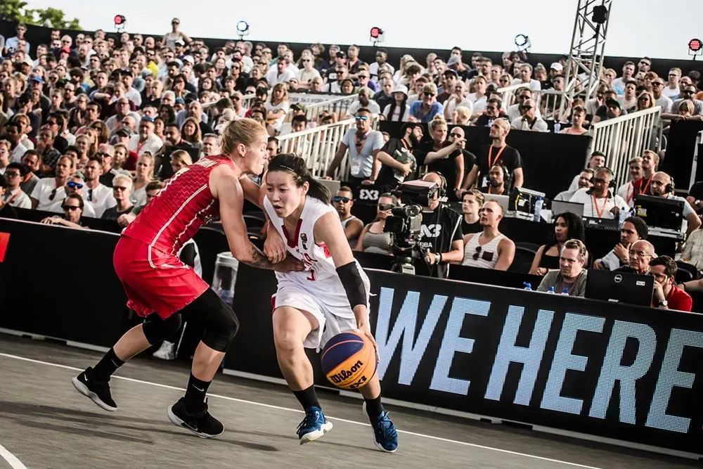 残特奥会选手与领跑员携手冲线夺冠（残特奥会选手与领跑员并肩冲线夺魁）