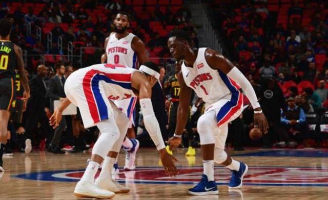 欧文突破制造罚球机会（欧文强突造犯规获罚球）