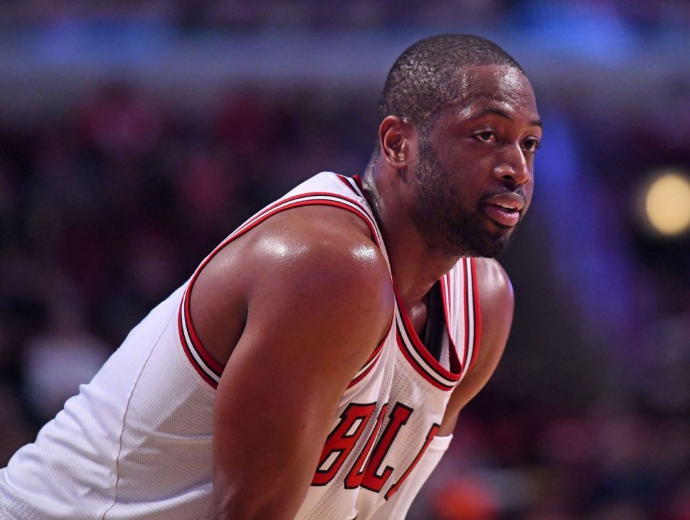 马刺半场4人得分上双，命中11记三分领先鹈鹕20分（马刺半场四人上双，飙进11记三分领先鹈鹕20分）